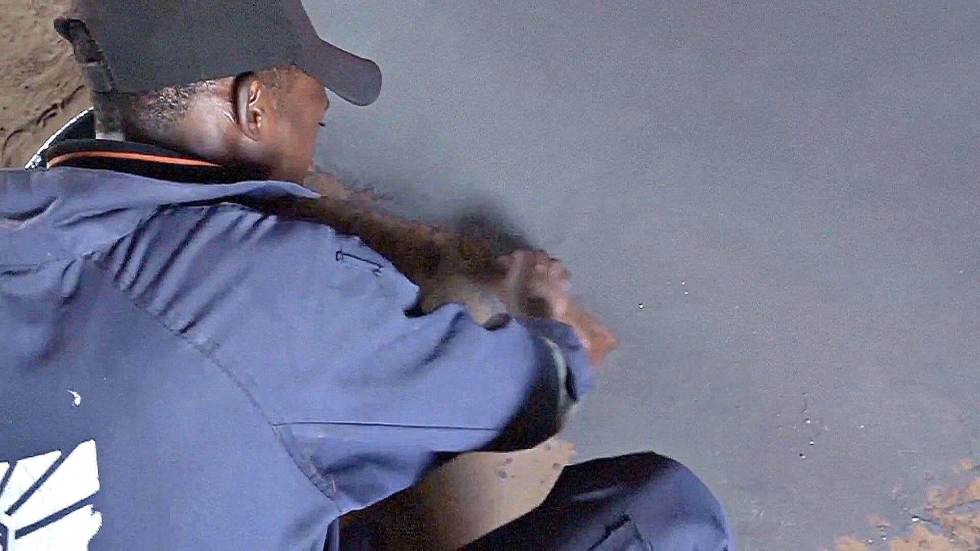 Экологичные полы на основе глины кладут в домах бедных угандийцев