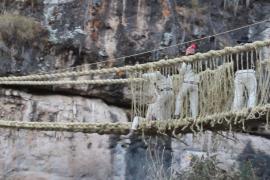 Верёвочный мост инков обновили индейцы в Перу