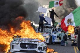 Протестующие в Лос-Анджелесе вступили в стычки с полицией на главном шоссе