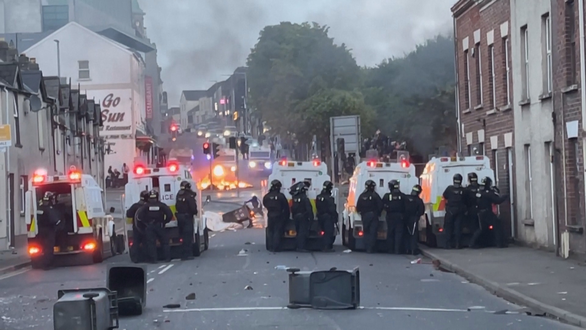 Две ночи хаоса: беспорядки не утихают в Северной Ирландии