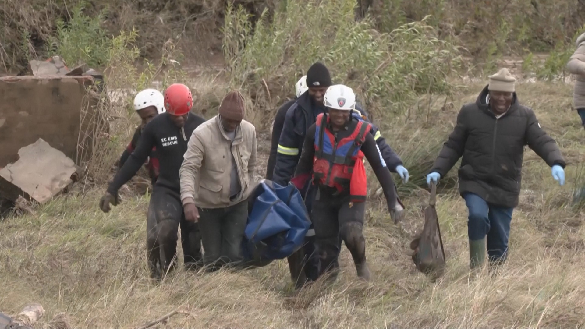 Наводнения в ЮАР: не менее 49 погибших Наводнения в ЮАР: не менее 49 погибших