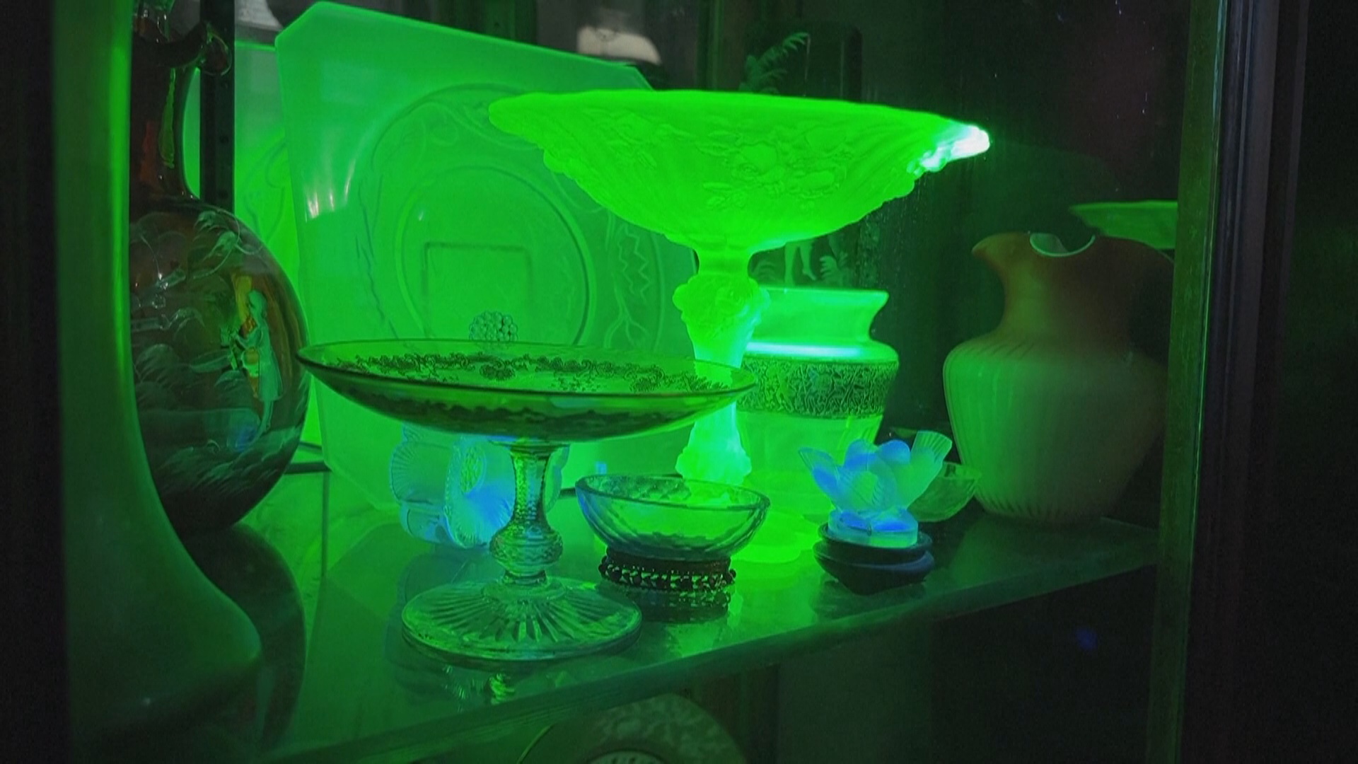 Изделия из уранового стекла становятся модными среди коллекционеров