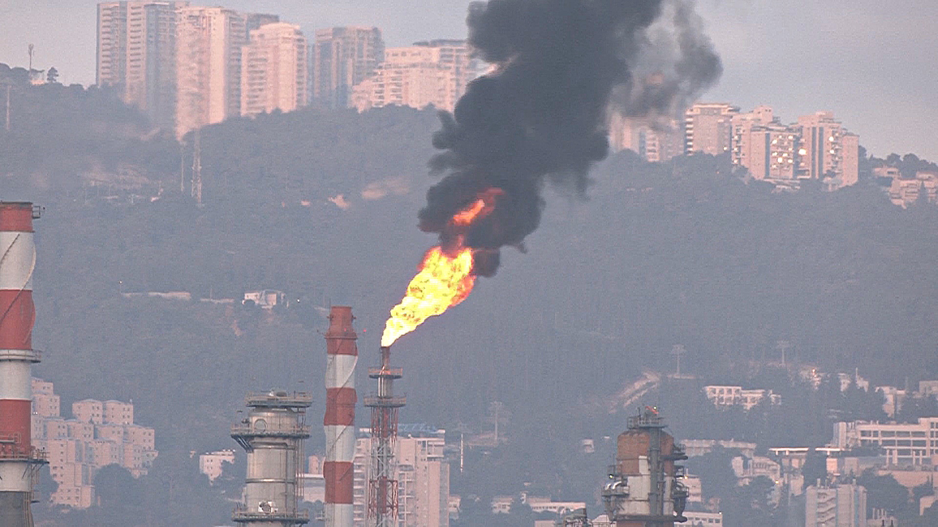 Иранские ракеты повредили нефтеперерабатывающий завод в Хайфе Иранские ракеты повредили нефтеперерабатывающий завод в Хайфе