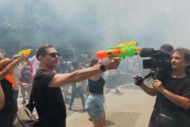 Водяные пистолеты и дымовые шашки: в Барселоне протестуют против массового туризма