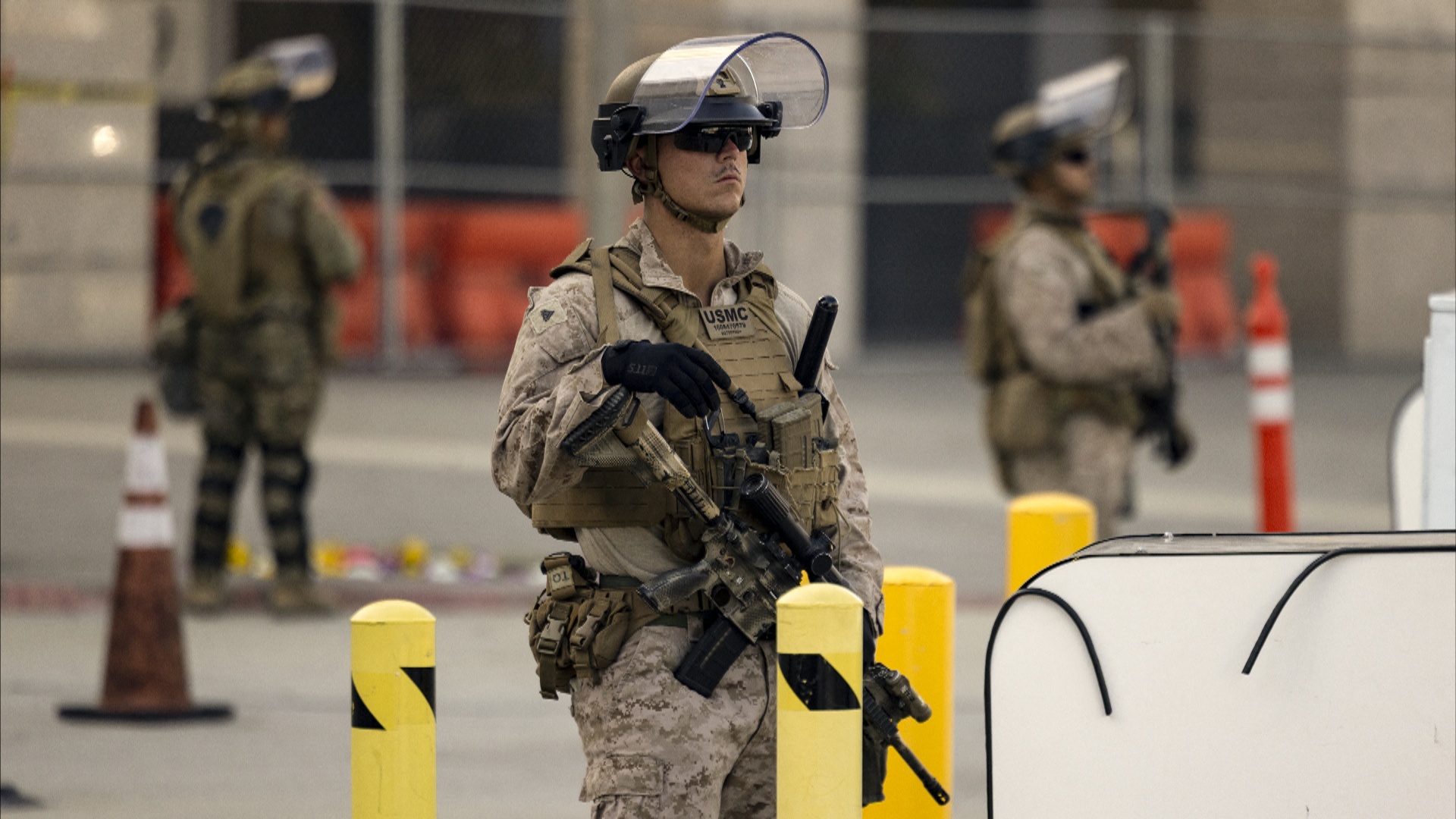 Лос-Анджелес отменяет комендантский час и выдвигает новые обвинения против протестующих Лос-Анджелес отменяет комендантский час и выдвигает новые обвинения против протестующих