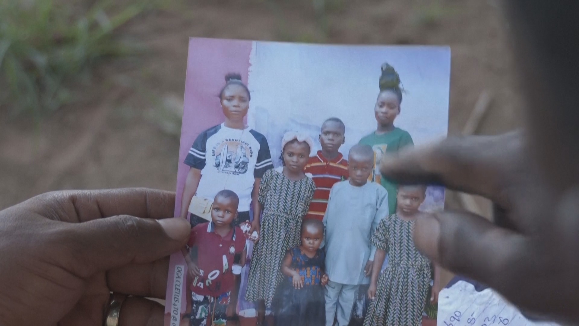 Более 100 погибших: выжившие оплакивают жертв атаки в Нигерии Более 100 погибших: выжившие оплакивают жертв атаки в Нигерии
