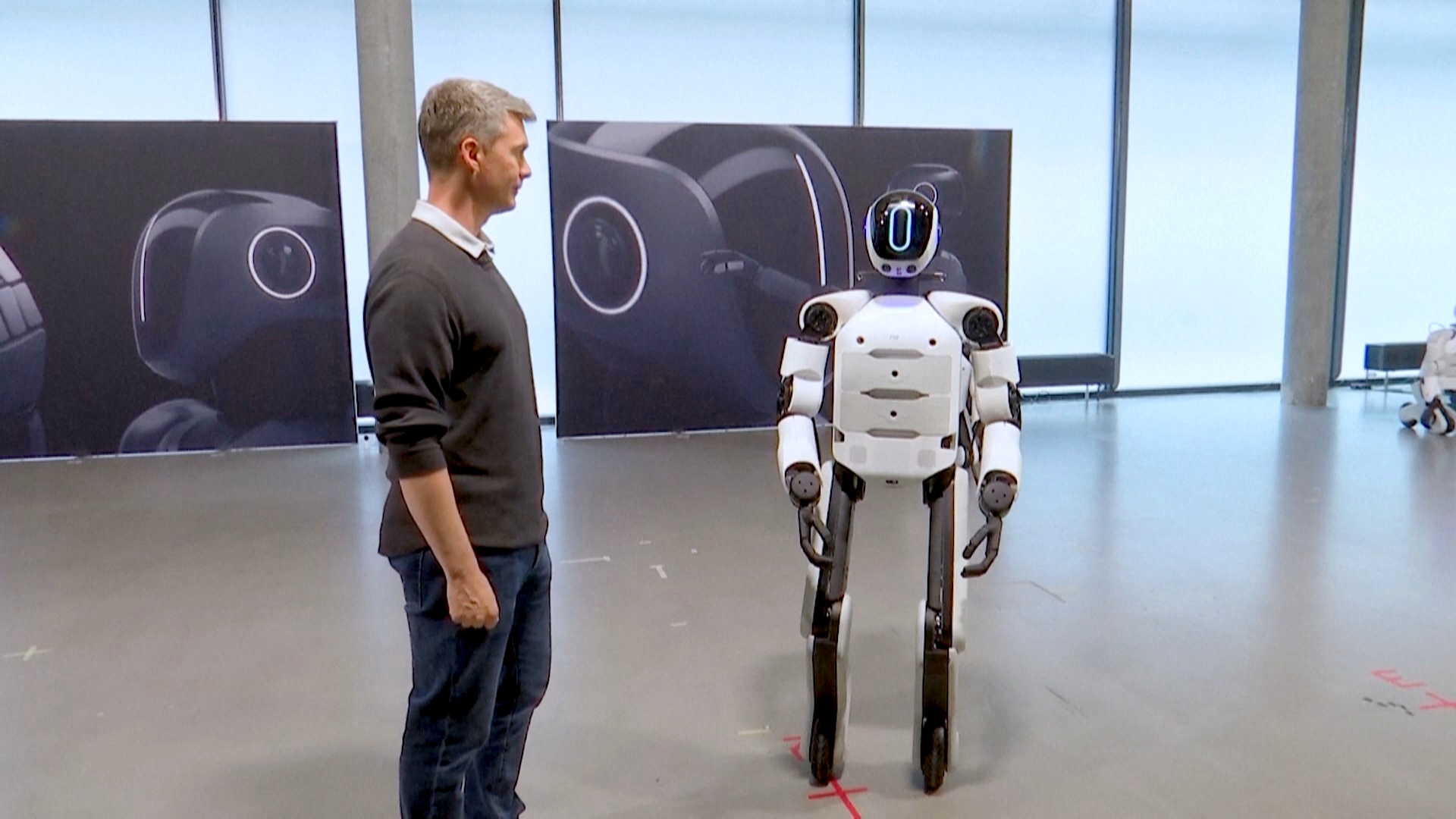 Гуманоидный робот AEON поможет решать проблему нехватки рабочей силы Гуманоидный робот AEON поможет решать проблему нехватки рабочей силы