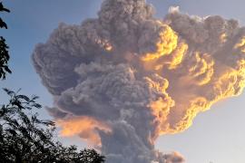 В Индонезии отменяют авиарейсы из-за извержения вулкана Левотоби