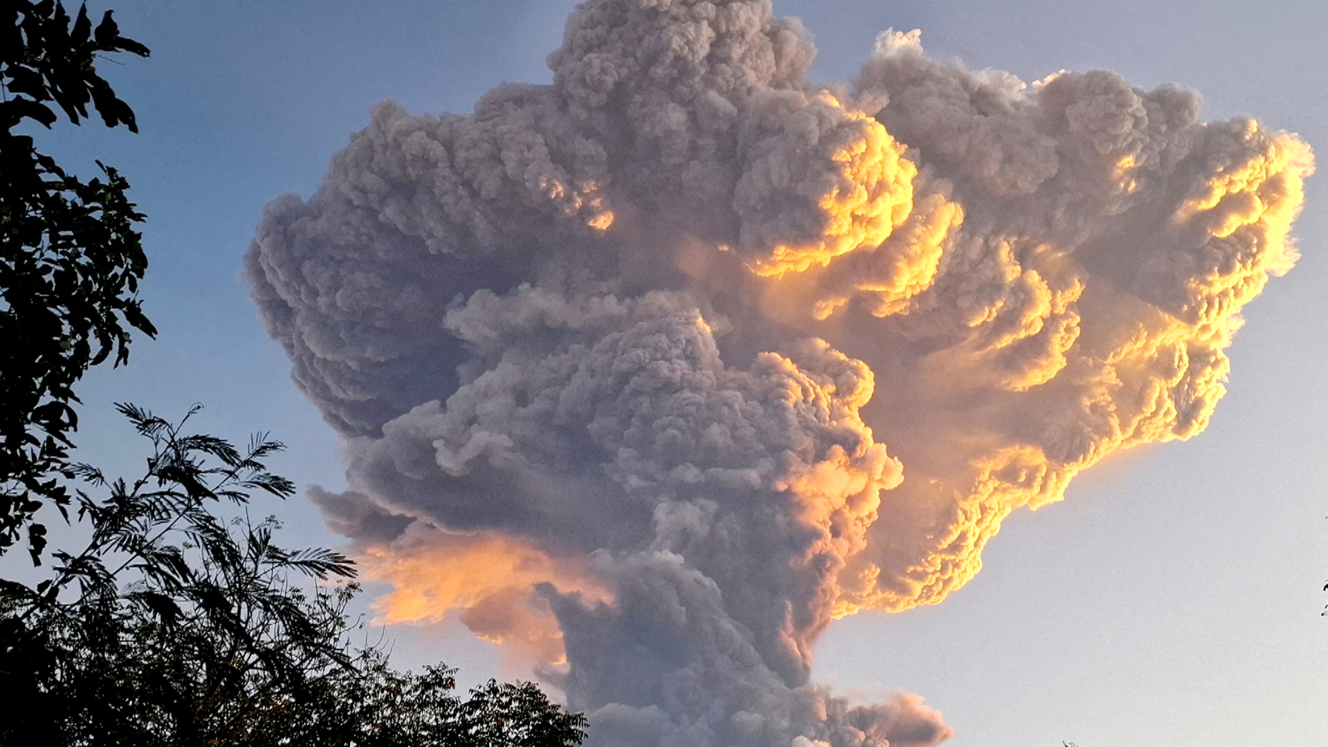 В Индонезии отменяют авиарейсы из-за извержения вулкана Левотоби В Индонезии отменяют авиарейсы из-за извержения вулкана Левотоби