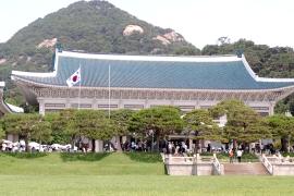 В Синий дом в Сеуле перед возвращением президента устремляются десятки тысяч туристов