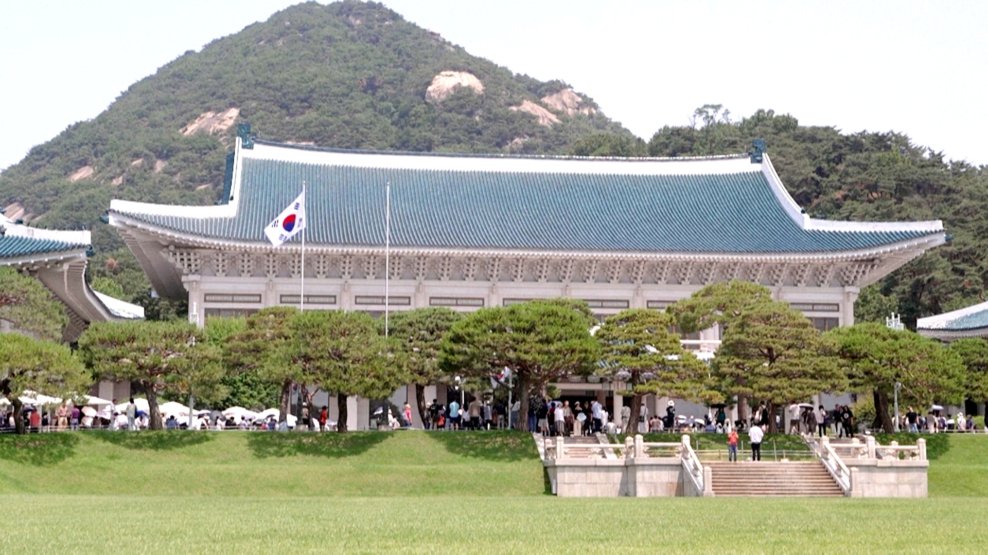 В Синий дом в Сеуле перед возвращением президента устремляются десятки тысяч туристов