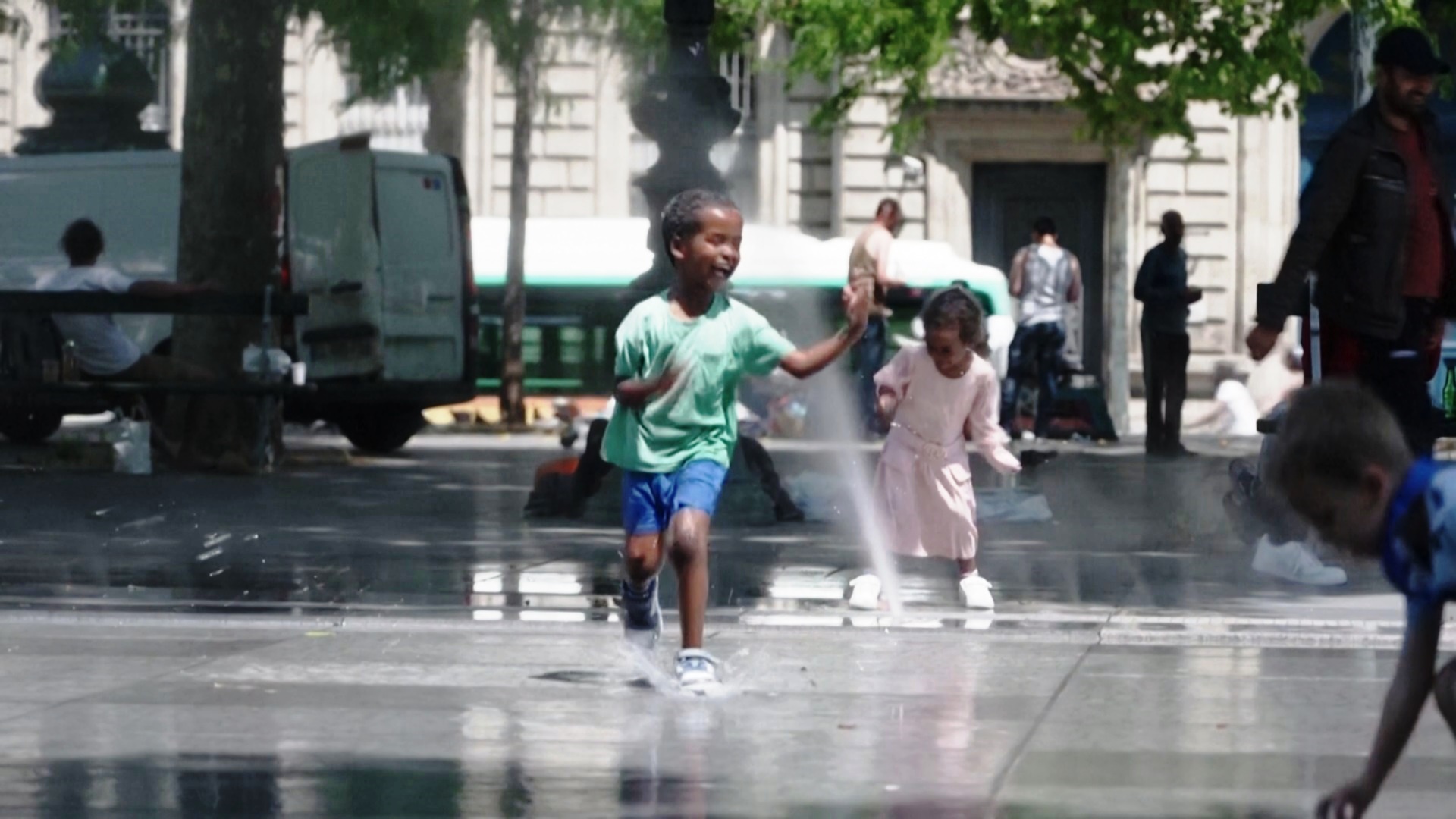 Париж готовится к аномальной жаре