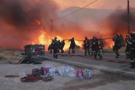 На греческом острове Хиос быстро распространяется лесной пожар