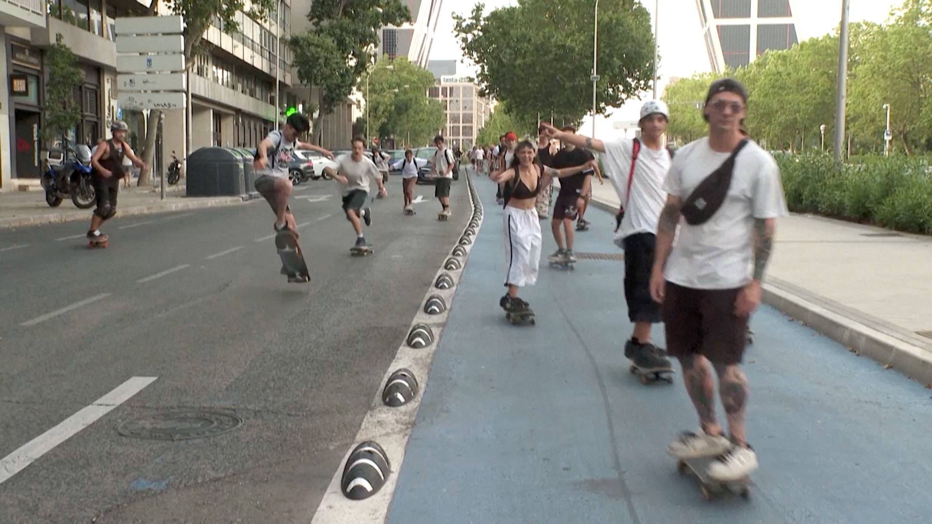 Скейтеры в Международный день скейтбординга прокатились по Мадриду