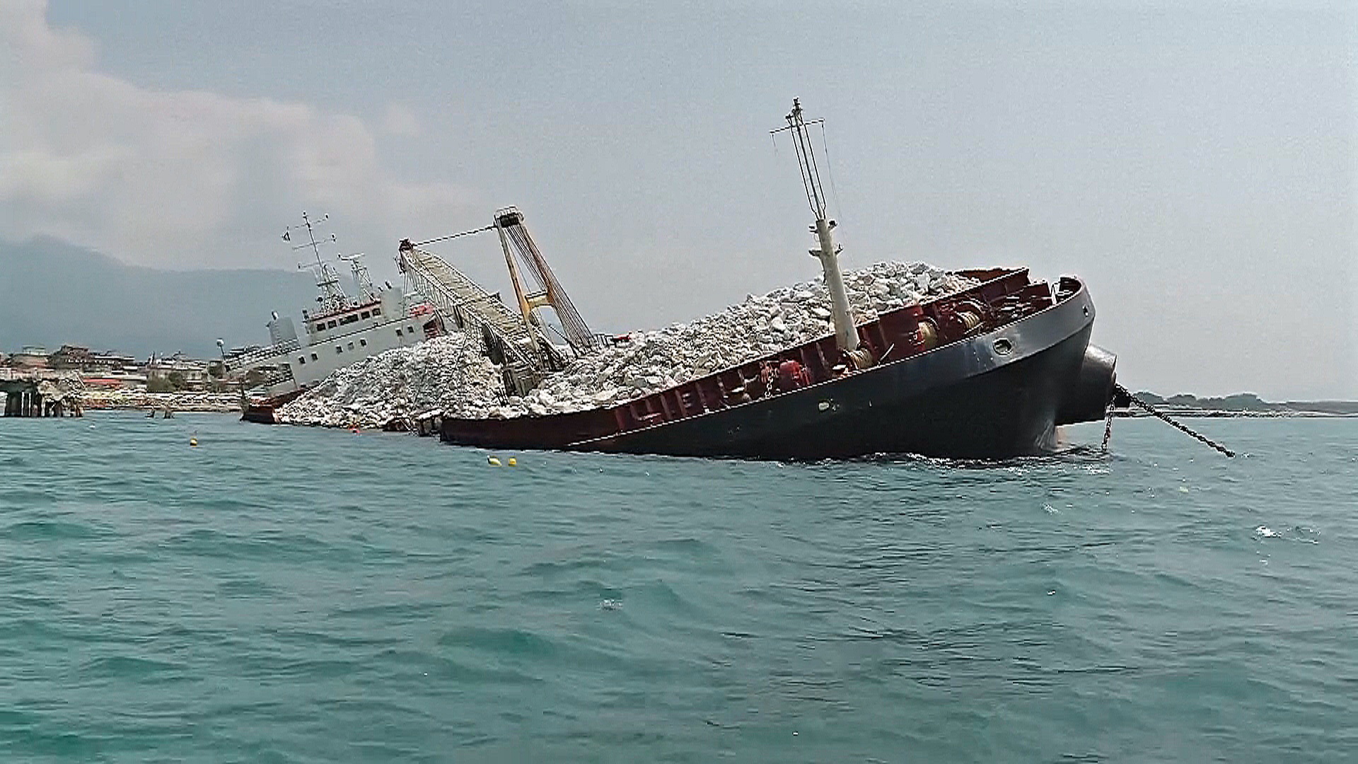 Корабль Guang Rong застрял у берегов Тосканы: местные жители ждут решения