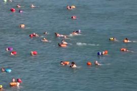 Водонепроницаемый мешок стал спутником пловцов в Рейне в Швейцарии