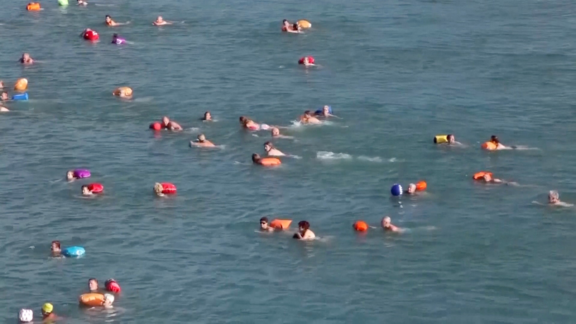 Водонепроницаемый мешок стал спутником пловцов в Рейне в Швейцарии Водонепроницаемый мешок стал спутником пловцов в Рейне в Швейцарии