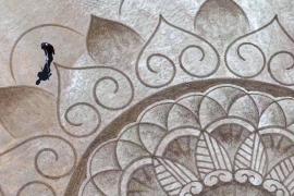 Французский художник создаёт гигантские картины на пляже