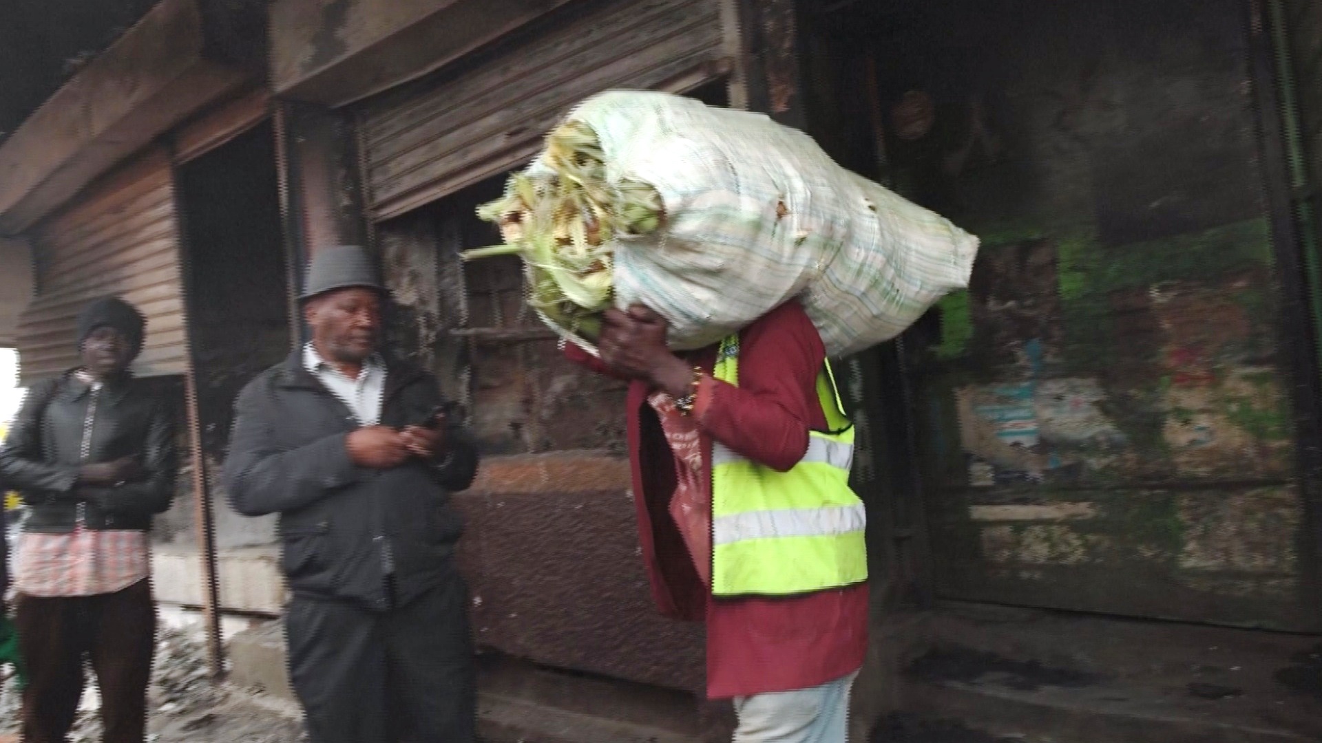 После смертоносных протестов кенийцы подсчитывают убытки После смертоносных протестов кенийцы подсчитывают убытки