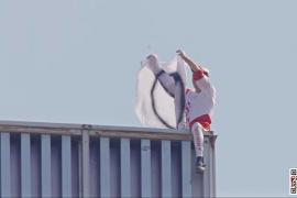 Французский Человек-паук взобрался на небоскрёб в знак протеста против войн