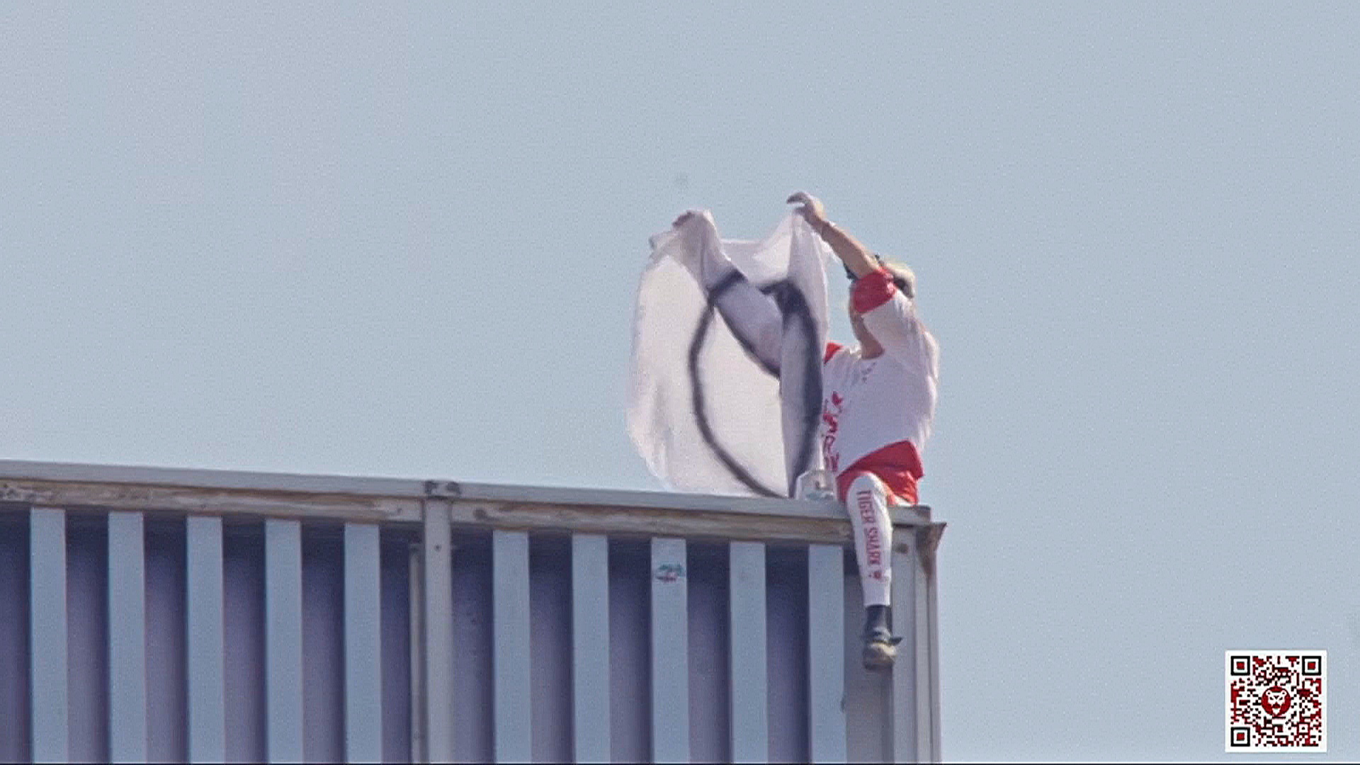 Французский Человек-паук взобрался на небоскрёб в знак протеста против войн