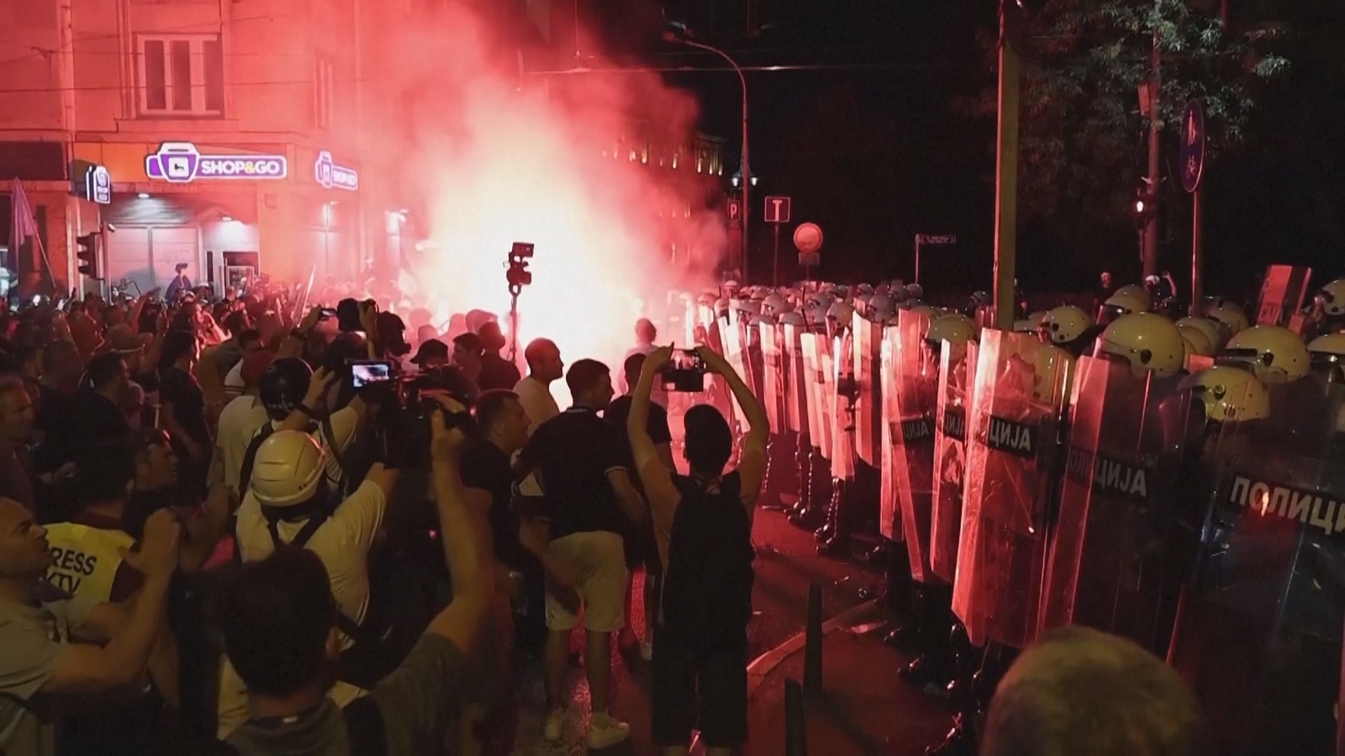 Тысячи сербов перекрыли улицы в Белграде после ареста протестующих Тысячи сербов перекрыли улицы в Белграде после ареста протестующих