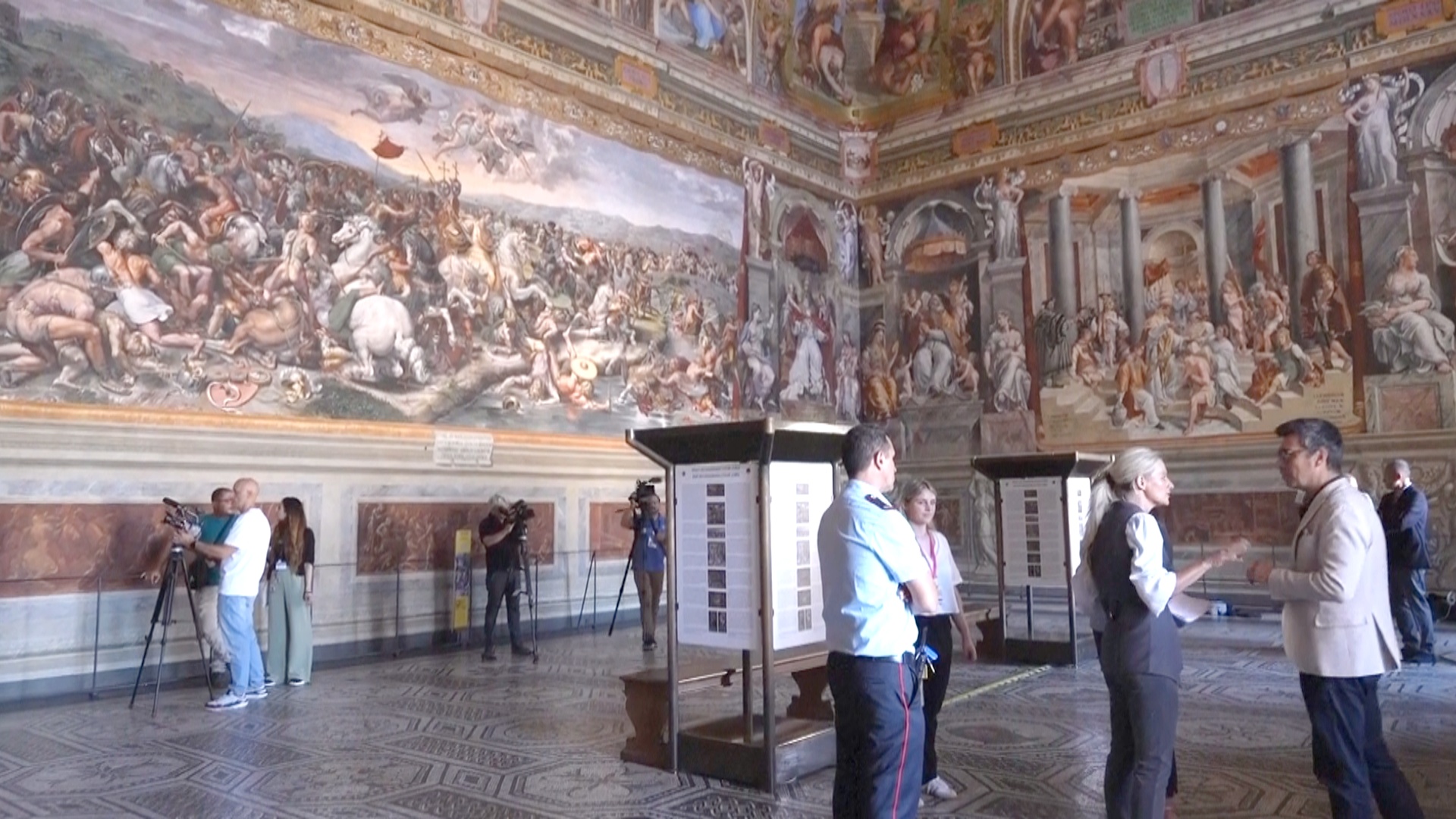 В Ватикане завершили реставрацию Зала Константина, где нашли росписи Рафаэля В Ватикане завершили реставрацию Зала Константина, где нашли росписи Рафаэля