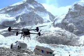 Дроны помогают очистить Эверест от мусора