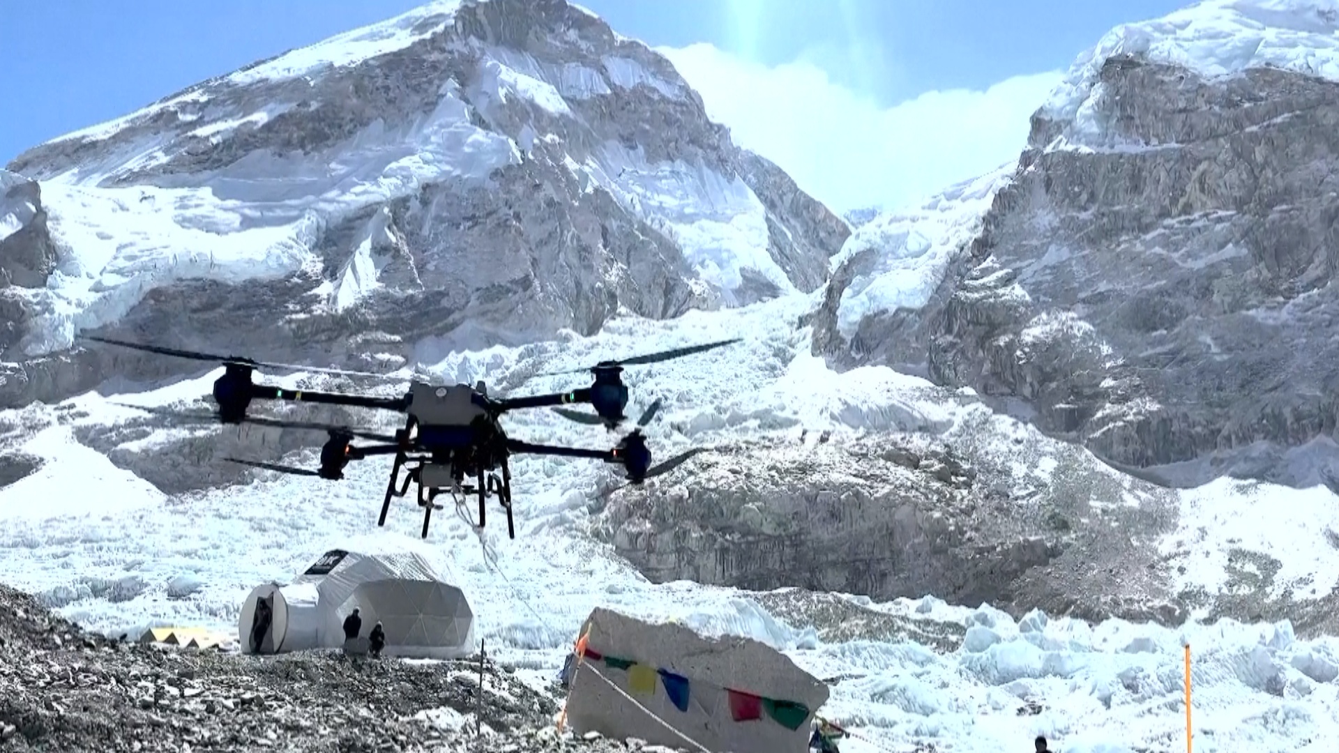 Дроны помогают очистить Эверест от мусора Дроны помогают очистить Эверест от мусора