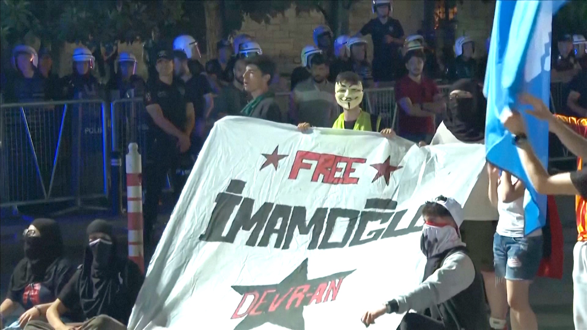 Стычками с полицией закончился митинг в поддержку арестованного мэра Стамбула Стычками с полицией закончился митинг в поддержку арестованного мэра Стамбула