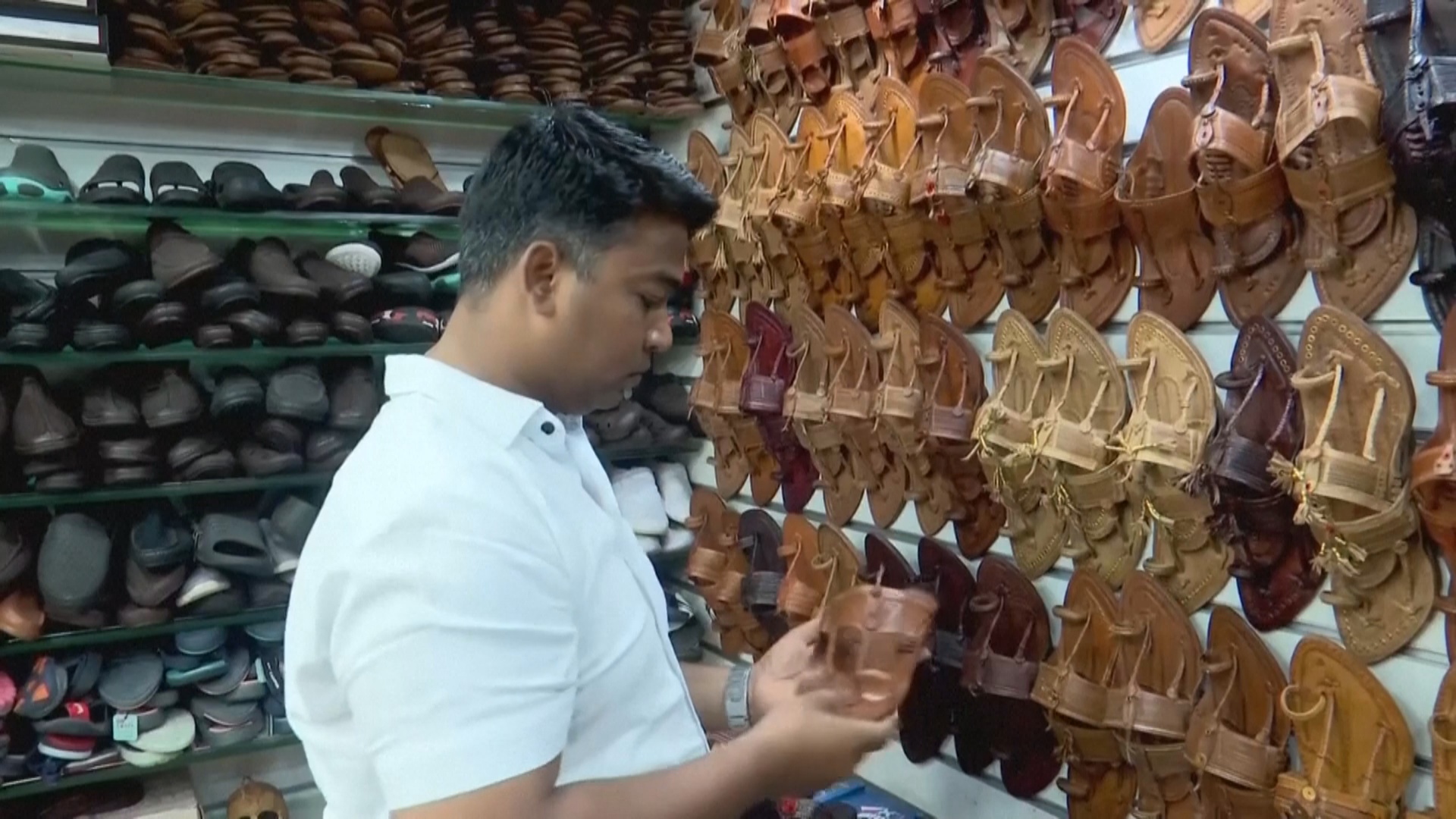 После скандала с сандалиями Prada в Индии выросли продажи летней обуви