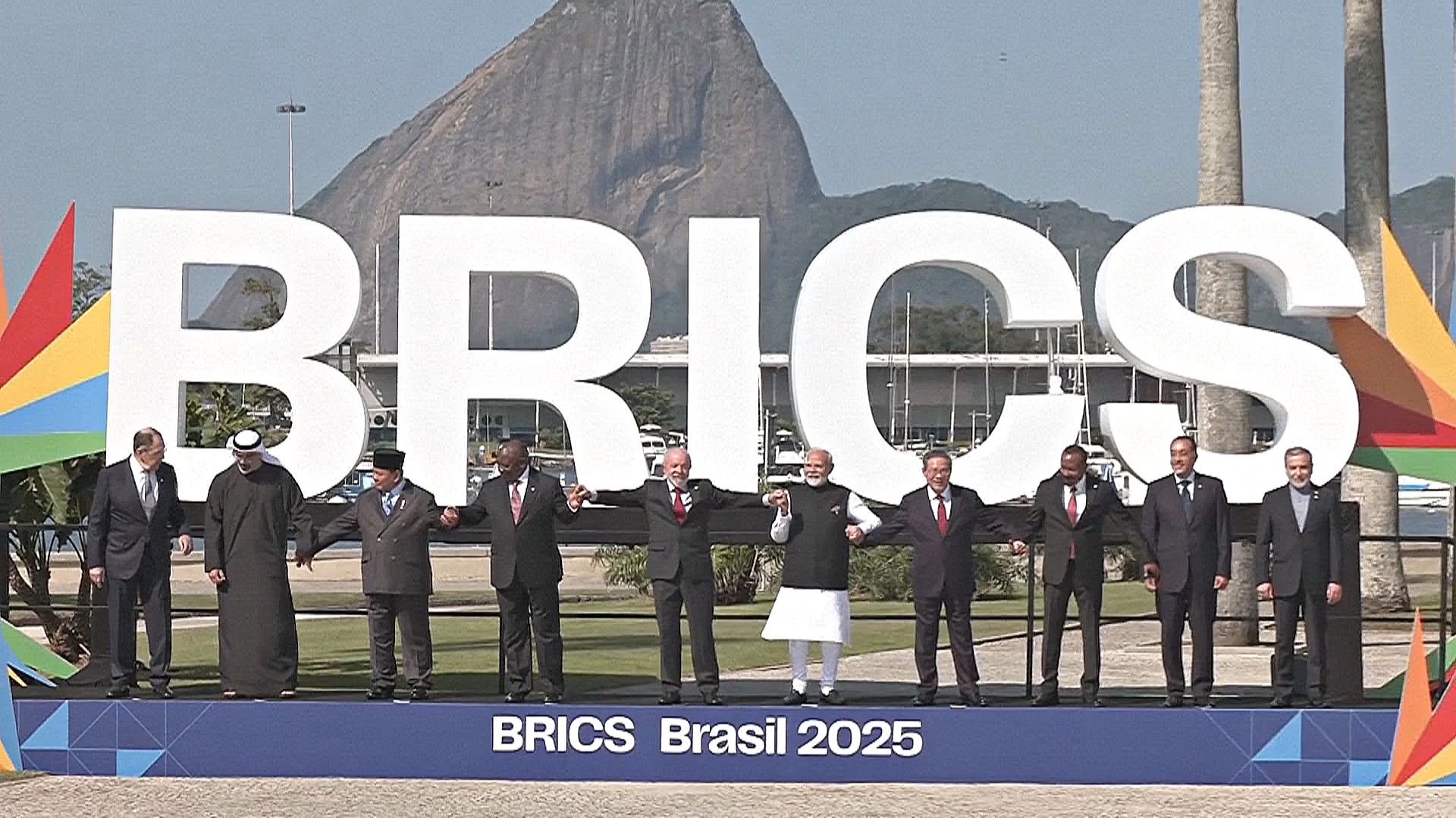 Трамп угрожает странам БРИКС новыми пошлинами Трамп угрожает странам БРИКС новыми пошлинами