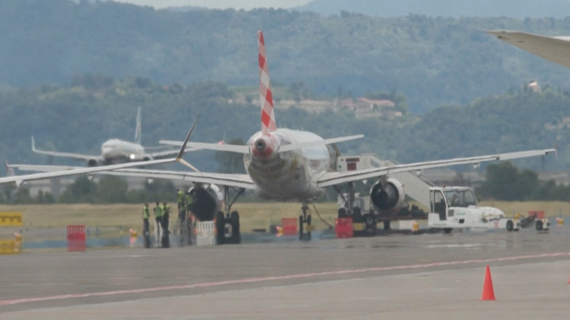В аэропорту Бергамо в Италии мужчину засосало в двигатель самолёта В аэропорту Бергамо в Италии мужчину засосало в двигатель самолёта