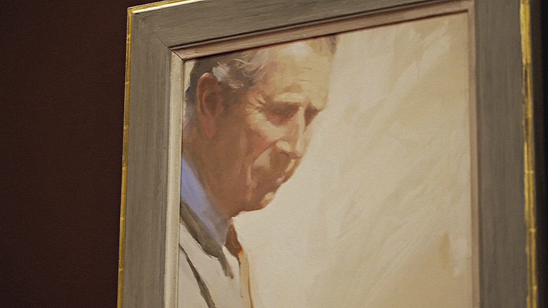 Король Чарльз открывает выставку картин о своих путешествиях