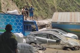 Смыло людей и мост Дружбы: наводнение в Непале на границе с Китаем