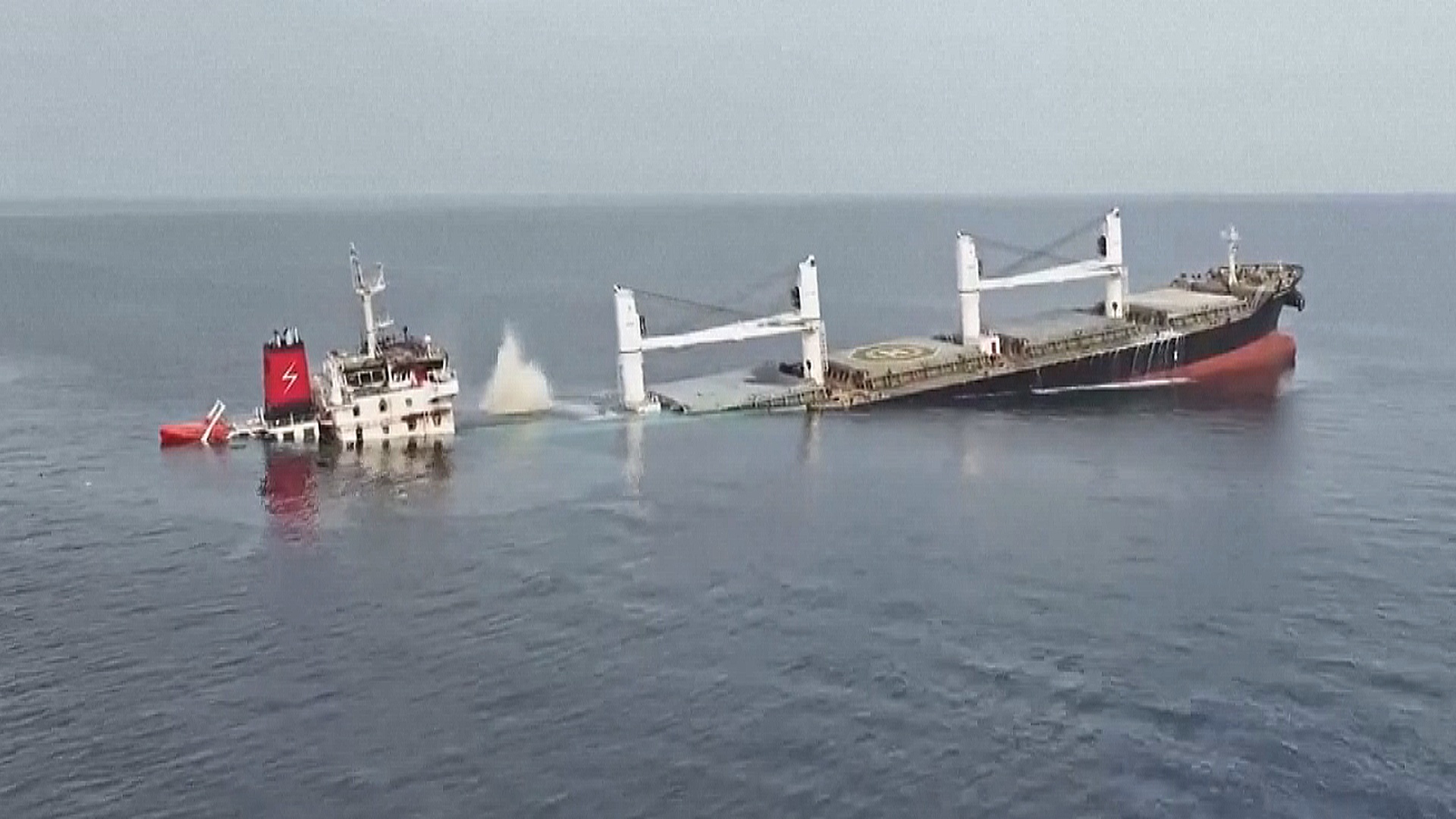 Хуситы потопили греческое судно, 11 моряков Eternity C пропали без вести Хуситы потопили греческое судно, 11 моряков Eternity C пропали без вести