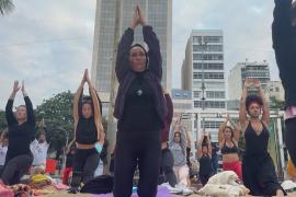 Поклонники йоги встречают рассвет на пляже в Рио-де-Жанейро