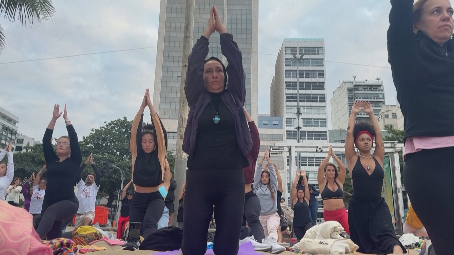 Поклонники йоги встречают рассвет на пляже в Рио-де-Жанейро Поклонники йоги встречают рассвет на пляже в Рио-де-Жанейро