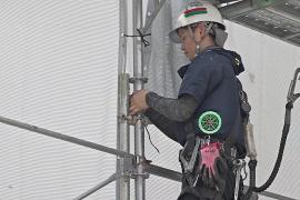 Японские строители носят в жару куртки с вентиляторами