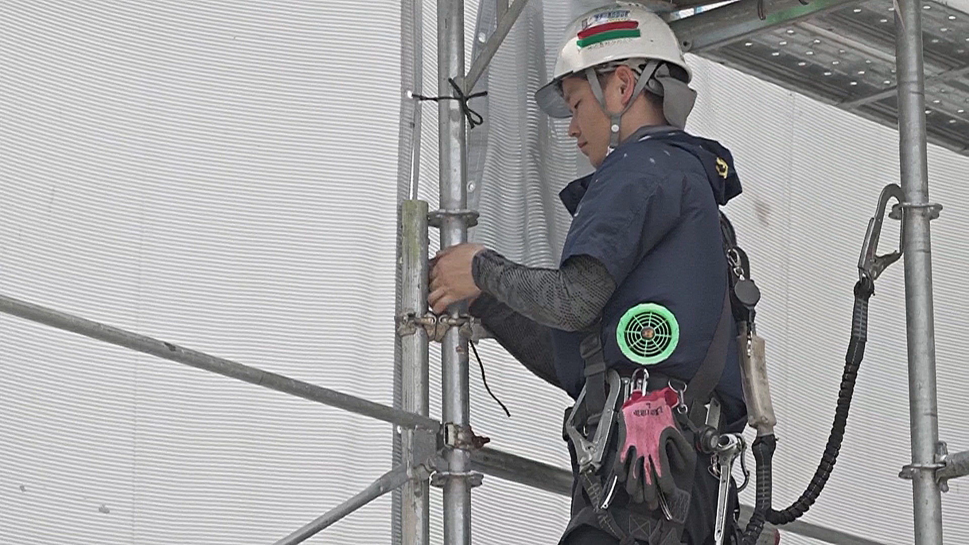 Японские строители носят в жару куртки с вентиляторами Японские строители носят в жару куртки с вентиляторами