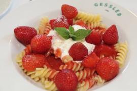 Поляки едят пасту с клубникой, отмечая победу Иги Свёнтек на Уимблдонском турнире