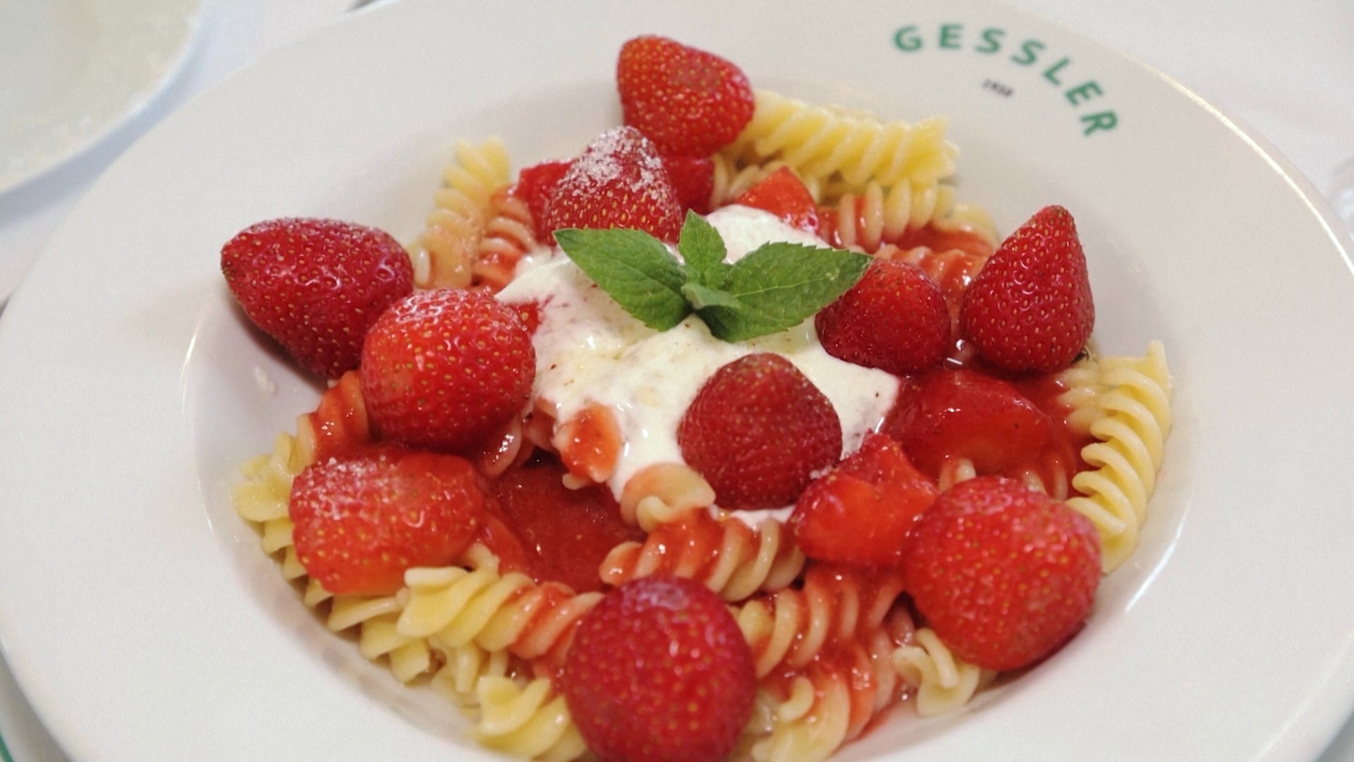 Поляки едят пасту с клубникой, отмечая победу Иги Свёнтек на Уимблдонском турнире Поляки едят пасту с клубникой, отмечая победу Иги Свёнтек на Уимблдонском турнире