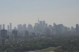 Дым от лесных пожаров в Канаде окутал Торонто и Монреаль