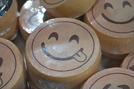 Всемирный день эмодзи: смайлики добрались до швейцарского сыра