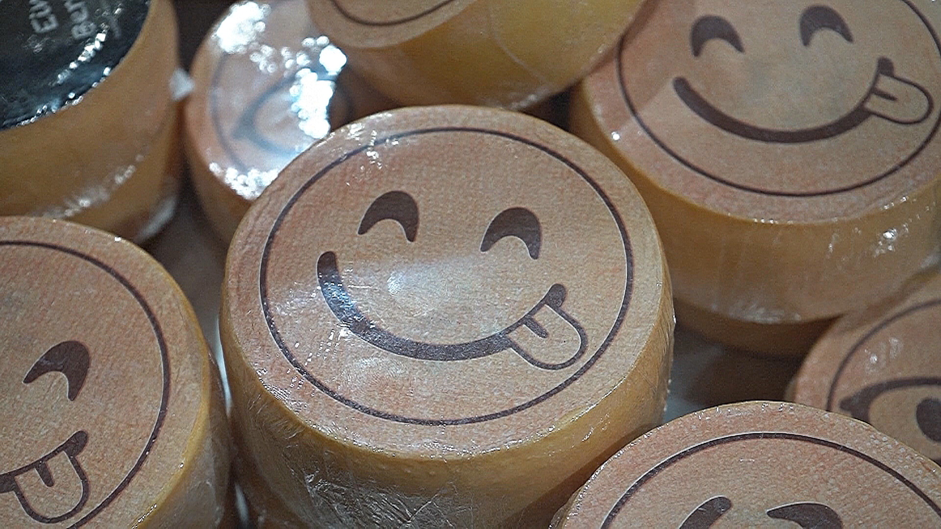 Всемирный день эмодзи: смайлики добрались до швейцарского сыра Всемирный день эмодзи: смайлики добрались до швейцарского сыра