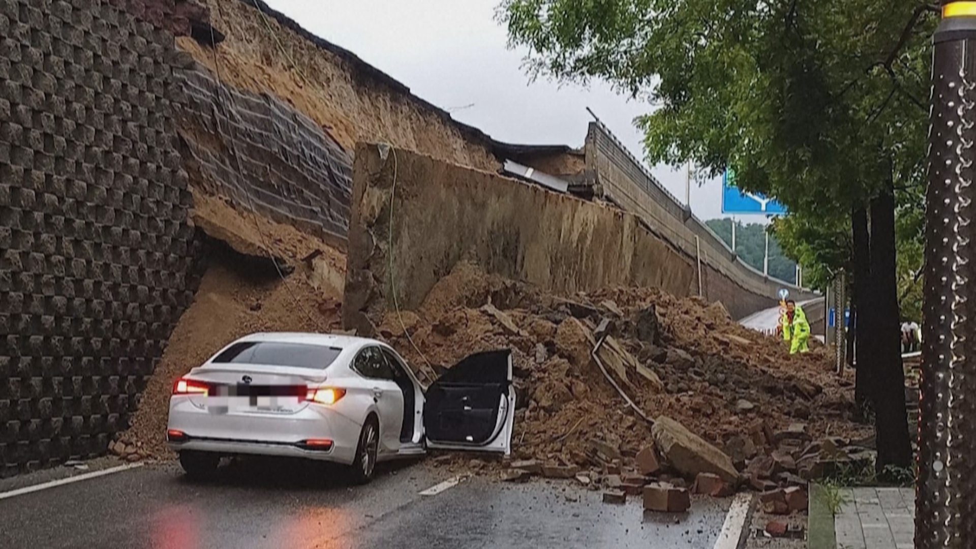 На Южную Корею обрушились сильнейшие ливни, есть погибший На Южную Корею обрушились сильнейшие ливни, есть погибший