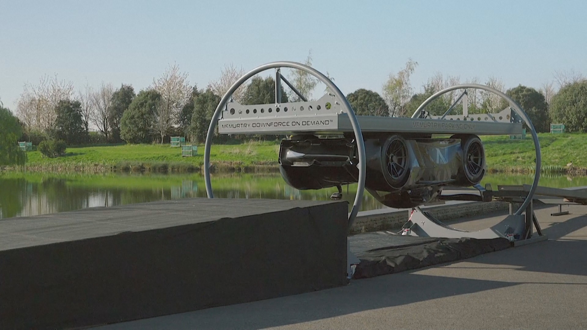 Гиперкар, бросающий вызов гравитации, ездит вверх колёсами Гиперкар, бросающий вызов гравитации, ездит вверх колёсами