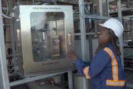 Кенийский завод улавливает СО2 из воздуха и превращает его в камни