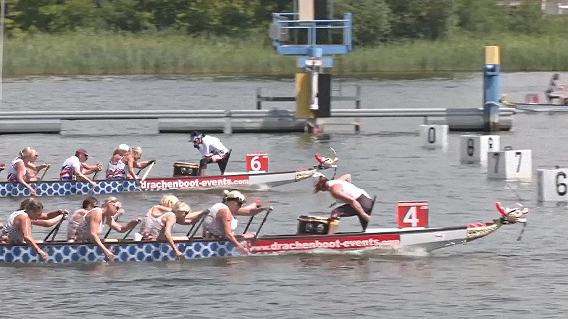 Тысячи гребцов собрались в Германии на гонки на драконьих лодках Тысячи гребцов собрались в Германии на гонки на драконьих лодках