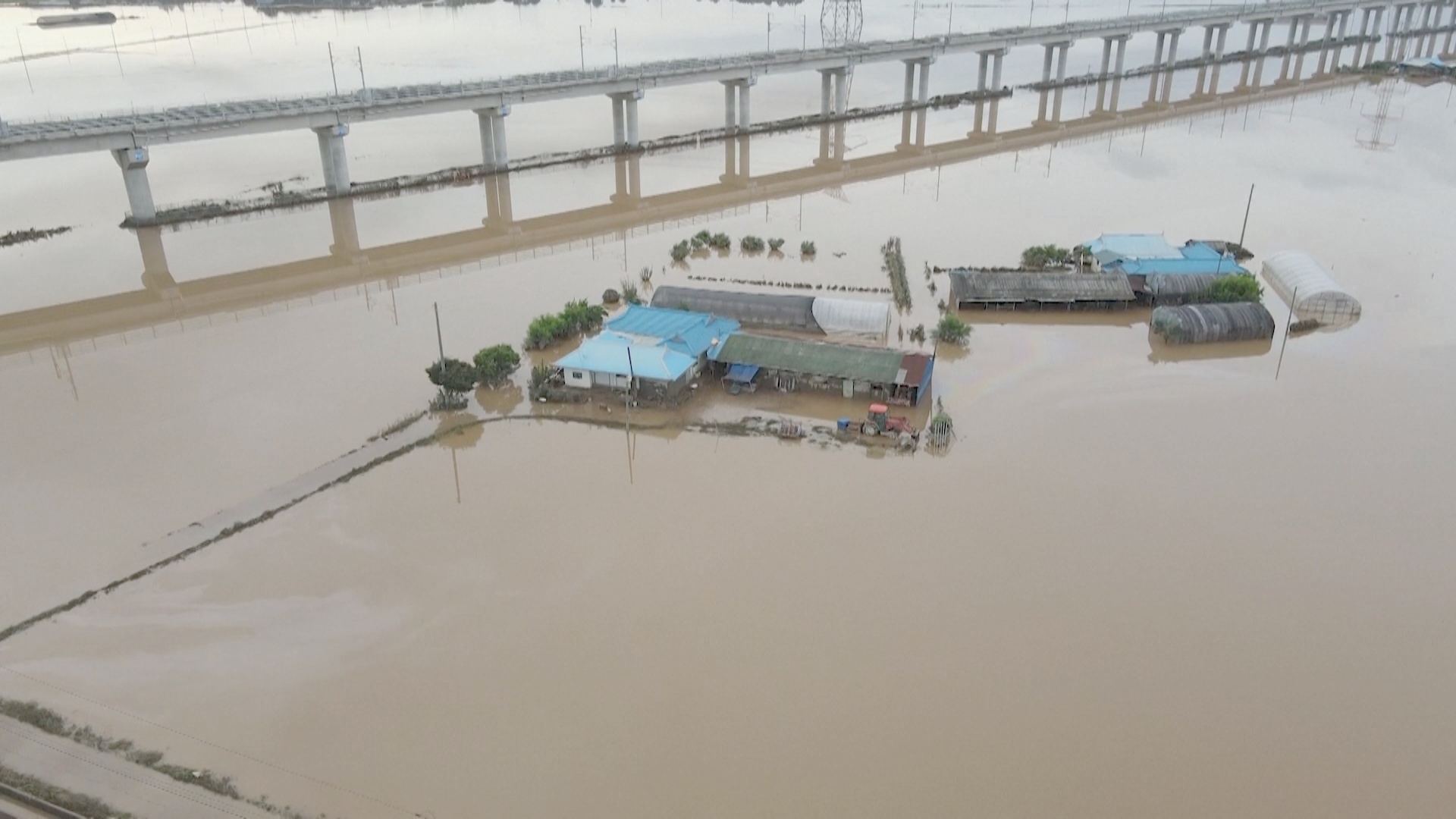 В Южной Корее растёт число жертв наводнений и оползней В Южной Корее растёт число жертв наводнений и оползней